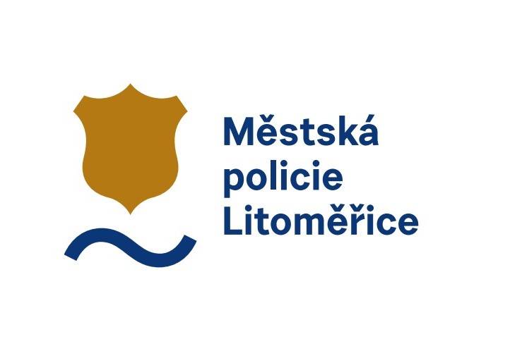 Městská policie v Litoměřicích je při vymáhání neuhrazených pokut za dopravní přestupky stále úspěšnější. Jen za první pololetí letošního roku se jí podařilo vybrat 383 856 korun a vyřešit 130 dlužných pokut. Už za šest měsíců tak překonala výsledek celého loňského roku, kdy na dopravních pokutách vymohla 241 787 korun.  Možnost vymáhat dříve uložené a neuhrazené pokuty vzniká strážníkům při řešení aktuálního dopravního přestupku. Pokud v takové situaci zjistí, že město vůči řidiči eviduje nedoplatek za dřívější dopravní přestupek, vyzvou jej k jeho úhradě. Zaplatit může ihned na místě, a to buď v hotovosti nebo platební kartou prostřednictvím terminálu. Teprve pokud řidič dluh neuhradí, mohou strážníci přistoupit k zadržení registrační značky. Toto oprávnění mají na základě novely zákona o obecní policii, kterou Městská policie v Litoměřicích využívá od května 2023. Letos k tomuto krajnímu řešení přistoupila v deseti případech. Pět řidičů následně svůj dluh uhradilo a registrační značky jim byly vráceny, dalších pět zůstává v depozitu. „Nejde nám primárně o to zabavovat řidičům registrační značky. Smyslem je především dosáhnout úhrady pravomocně uložených pokut. Ve většině případů se to podaří přímo na místě, aniž by bylo nutné k tomuto opatření přistoupit,“ uvedl velitel městské policie Miroslav Samec, který od července vyčlenil na kontrolu řidičů s evidovanými nedoplatky další hlídku. Při vymáhání pokut městská policie úzce spolupracuje s právním úsekem městského úřadu.  „Referentky jsou se strážníky během kontrol v telefonickém kontaktu a poskytují jim aktuální informace o výši nedoplatků i platební údaje potřebné k jejich úhradě. Řidiči se zároveň mohou dozvědět také o dalších závazcích vůči městu, například za komunální odpad nebo jiné uložené pokuty,“ doplnila Martina Skoková, vedoucí odboru kanceláře starosty a tajemníka, pod který právní úsek spadá. Právní úsek městského úřadu aktuálně eviduje pohledávky za pokuty uložené za dopravní přestupky v celkové výši přibližně 14 milionů korun. Jedná se o všechny neuhrazené pokuty předané k vymáhání odborem dopravy od roku 2005, kdy se tato evidence vede. Nejde přitom pouze o přestupky, u nichž zákon umožňuje zadržení registrační značky. Jen v loňském roce předal odbor dopravy k vymáhání dalších 528 neuhrazených pokut v celkové hodnotě 2 960 300 korun.