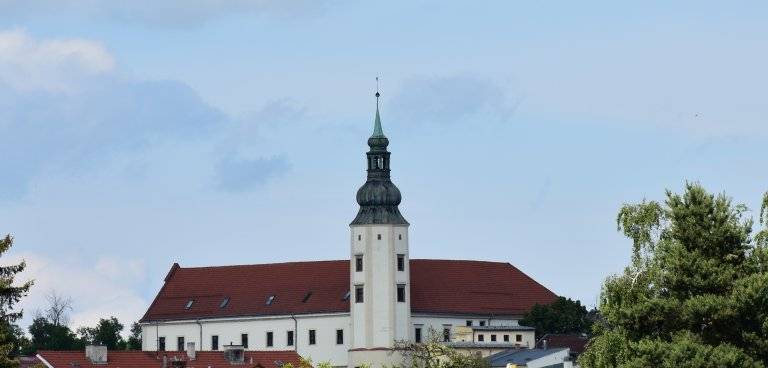 Zámecká věž dostane nový kabát  Tato náročná akce začala 7. července a vyžádá si omezení vstupu do Zámecké zahrady.  Práce jsou plánovány až do konce letošního roku. V příštím roce na ně naváže oprava fasády zámku. Oprava věže a fasády zámku vyjde na 28,4 miliony korun, z toho samotná věž 15,4 miliony.