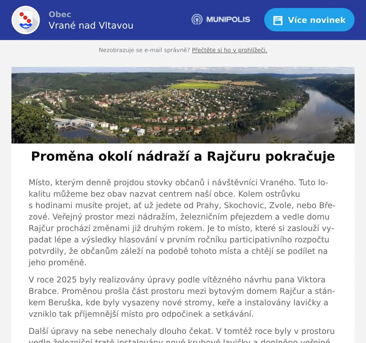 Místo, kterým denně projdou stovky občanů i návštěvníci Vraného. Tuto lokalitu můžeme bez obav nazvat centrem naší obce. Kolem ostrůvku s hodinami musíte projet, ať už jedete od Prahy, Skochovic, Zvole, nebo Březové. Veřejný prostor mezi nádražím, železničním přejezdem a vedle domu Rajčur prochází změnami již druhým rokem. Je to místo, které si zaslouží vypadat lépe a výsledky hlasování v prvním ročníku participativního rozpočtu potvrdily, že občanům záleží na podobě tohoto místa a chtějí se podílet na jeho proměně. V roce 2025 byly realizovány úpravy podle vítězného návrhu pana Viktora Brabce. Proměnou prošla část prostoru mezi bytovým domem Rajčur a stánkem Beruška, kde byly vysazeny nové stromy, keře a instalovány lavičky a vzniklo tak příjemnější místo pro odpočinek a setkávání. Další úpravy na sebe nenechaly dlouho čekat. V tomtéž roce byly v prostoru vedle železniční tratě instalovány nové kruhové lavičky a doplněno veřejné osvětlení podél Nádražní ulice směrem k nádraží. Letos na jaře byly vysazeny nové keře, které vytvoří přirozenou zelenou clonu podél kolejiště, a také nový strom, jenž bude vytvářet příjemný stín. Současně byla provedena revitalizace dětského hřiště u domu Rajčur, kde si mohou děti opět bezpečně hrát. V uplynulých dnech proběhla výsadba trvalek a okrasných trav spolu s instalací cortenového vodního prvku. Corten jsme zvolili nejen pro svůj přirozený vzhled a charakteristickou patinu, ale také pro vysokou odolnost a dlouhou životnost. Díky těmto vlastnostem se dnes s oblibou používá v zahradní a krajinářské architektuře. Jemně proudící voda vytvoří příjemnou atmosféru a přispěje k celkovému zklidnění místa. Voda cirkuluje v uzavřeném okruhu a není určena k pití. Čerstvě vysazené rostliny jsou ještě mladé a na finální podobu si musíme počkat. Už během letošního léta se rostliny začnou rozrůstat a kvést a v dalších letech vytvoří bohatě kvetoucí záhon kolem vodního stolu. Výsadba byla navržena tak, aby bylo místo atraktivní po celý rok. Na podzim bude záhon ještě doplněn o cibuloviny a bude instalována obruba záhonu. Nyní je záhon zamulčován dřevní štěpkou pro udržení potřebné vláhy, následně bude štěpka po dosazení cibulovin vyměněna za štěrkovou výplň. Obnovou projde také trávník poškozený během realizačních prací. Proměna celé lokality tímto ale nekončí. Plánujeme vybudování parkoviště vedle nádraží, které navýší kapacitu parkovacích míst v centru obce. Současně připravujeme nový přechod pro chodce a prodloužení chodníku v ulici Nádražní směrem k ulici Ke Zvoli. Věříme, že se okolí nádraží a Rajčuru postupně stane příjemným místem pro odpočinek, setkávání i každodenní cestu obcí. Děkujeme všem občanům za jejich podněty, podporu i trpělivost během jednotlivých etap proměny této lokality.
