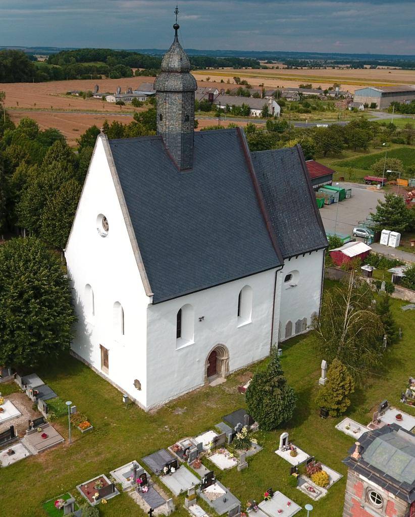Od 1. 8. 2026 je možné si pronajmout i prostor kostela sv. Kříže v Javorníku na hřbitově pro konání posledního rozloučení.