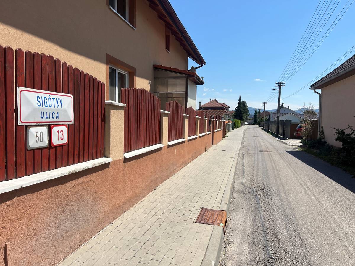 Úplná uzávierka čaká jednosmernú ulicu Sigôtky v dĺžke 200 metrov. Dôvodom sú stavebné a rekonštrukčné práce. Trenčiansky dopravný inšpektorát súhlasil s uzávierkou od 16. júla do 23. augusta 2026. Príjazd pre vozidlá záchranných zložiek bude zabezpečený. Pre usmernenie dopravy v rámci prejazdu z a do mestskej časti Záblatie bude ulica Dolné Pažite ako jednosmerná komunikácia riadená svetelnou signalizáciou. [...]Čítať viac...