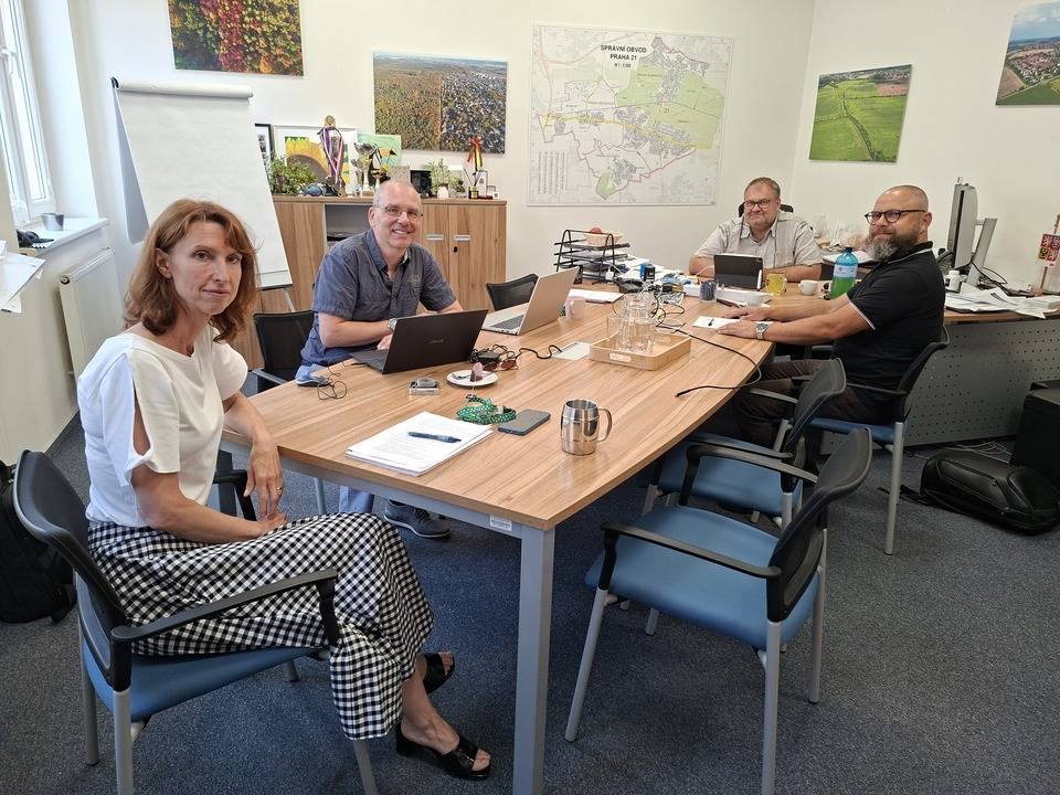 Na Úřadu městské části Praha 21 se dnes uskutečnilo pracovní jednání zaměřené na oblast kybernetické bezpečnosti. Pozvání přijal odborník na kybernetickou bezpečnost pan Kamil Kačer, se kterým zástupci vedení úřadu diskutovali o aktuálních bezpečnostních rizicích, možnostech jejich předcházení a doporučeních pro bezpečný provoz informačních systémů. Součástí jednání byla také příprava nových webových stránek naší městské části. Hlavní pozornost byla věnována jejich zabezpečení, ochraně před kybernetickými útoky, bezpečnému nastavení jednotlivých systémů a dalším požadavkům na jejich spolehlivé fungování. Jednání se zúčastnili také tajemnice Úřadu MČ Praha 21 Mgr. Lenka Matoušová, starosta MČ Praha 21 Michal Hazdra a místostarosta MČ Praha 21 Richard Koza. Během schůzky byly představeny informace o aktuálním stavu implementace bezpečnostních opatření podle směrnice NIS2 a zároveň byl projednán další postup v oblasti posilování kybernetické bezpečnosti na Úřadu MČ Praha 21.
