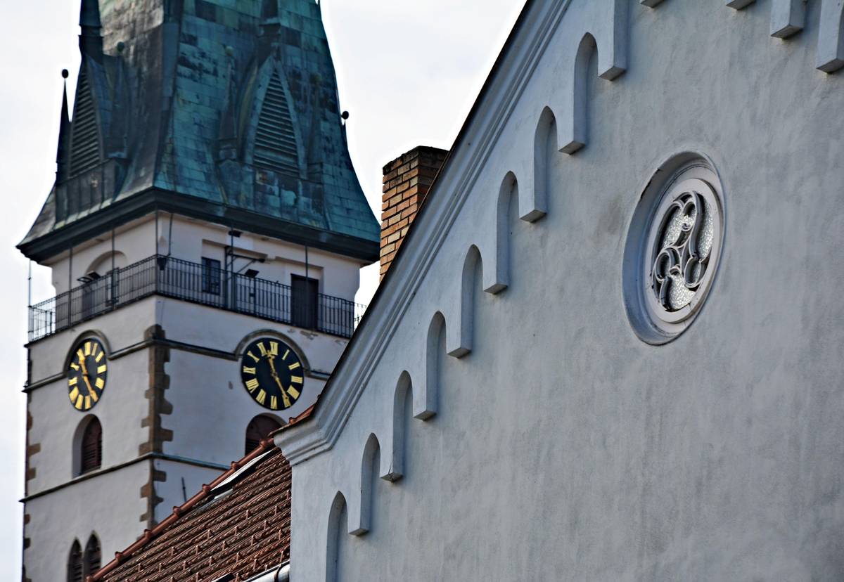 Vážení občané a návštěvníci města, určitě jste si všimli, že věžní hodiny jsou v současné době mimo provoz. O závadě víme a pracujeme na jejím odstranění. Bohužel se nejedná o opravu, kterou lze vyřešit během několika dnů. Vzhledem k technické náročnosti opravy a zajištění potřebného servisu předpokládáme, že věžní hodiny budou mimo provoz ještě několik týdnů. Jejich oprava je plánována na průběh měsíce září.