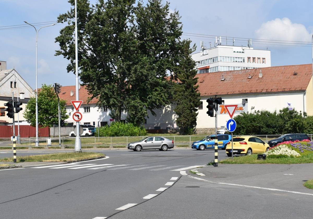 Frýdecko-místecká radnice zavádí další ze změn na Hlavní třídě po otevření obchvatu. Po obnoveném levém odbočení z místní komunikace ve Frýdlantské ulici na silnici I/48 na Janáčkovu ulici ve směru na Příbor v roce 2023 se řidiči dočkají také semafory řízeného levého odbočení na bývalé autobusové stanoviště a nově i z něj na Hlavní třídu ve směru na Příbor. LEVÉ ODBOČENÍ Z BÝVALÉHO AUTOBUSÁKU BUDE ŘÍDIT SEMAFOR. POKRAČUJÍ ÚPRAVY NA HLAVNÍ TŘÍDĚ | Frýdek-Místek
