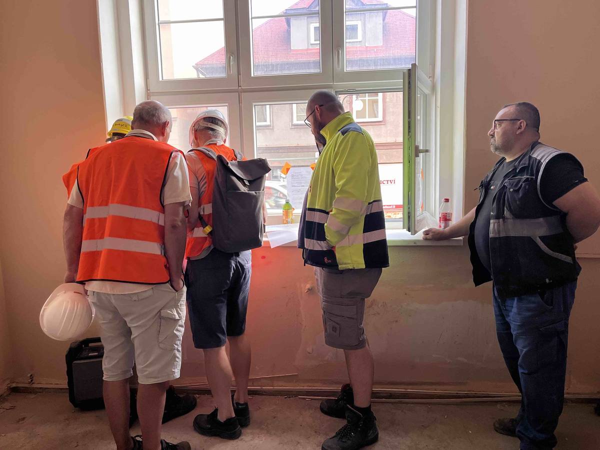 Na stavbě bytového domu č. p. 993 proběhl další kontrolní den, během kterého zástupci města, technického dozoru a zhotovitele zhodnotili průběh prací. V současné době pokračují především bourací práce v suterénu a prvním nadzemním podlaží, demontáže rozvodů v celém objektu a průběžné třídění i odvoz stavebního odpadu. V dalších dnech budou navazovat další demoliční práce a příprava stavebních konstrukcí pro následující etapy rekonstrukce. Odborníci zároveň řeší několik technických detailů, které jsou běžnou součástí podobně rozsáhlých rekonstrukcí starších budov. Dobrou zprávou je, že stavba pokračuje v souladu se schváleným harmonogramem a dosavadní průběh prací je bez zásadních komplikací.