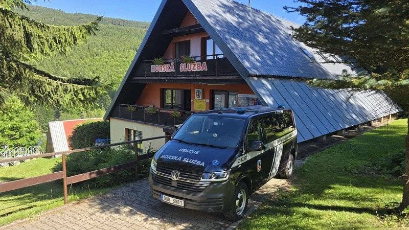 Na horách často rozhodují minuty. A také kvalitní vybavení. Pardubický kraj proto dlouhodobě podporuje Horskou službu v našem regionu. V loňském roce přispěl 1 milionem korun na pořízení nového víceúčelového služebního vozidla s příslušenstvím pro stanici Dolní Morava, které pomáhá záchranářům rychleji a bezpečněji zasahovat v náročném horském terénu.  „Výraznější podporu pro obnovu materiálního vybavení a zázemí pro stanice Horské služby na Dolní Moravě a v Čenkovicích jsme zahájili v roce 2015, kdy jsme podpořili půlmilionem výstavbu nového objektu v Čenkovicích. Od roku 2023 pak dáváme vždy milion korun ročně při pravidelném střídání obou stanic. V loňském roce jsme pomohli s nákupem víceúčelového služebního vozidla s příslušenstvím pro stanici na Dolní Moravě, kterou jsme v roce 2023 podpořili také při pořízení nové šestikolky a přívěsného vozíku s příslušenstvím. Jedná se o techniku, kterou by Horská služba složitěji obnovovala, proto se snažíme pomoci, aby byla první pomoc na horách poskytována s nejlepším možným vybavením,“ uvedl hejtman Martin Netolický.  Podpora pokračuje i letos. Další 1 milion korun poputuje stanici Čenkovice, která díky němu pořídí novou čtyřkolku s vybavením, přívěsný vozík a svozný prostředek pro transport zraněných.   Horští záchranáři navíc potvrzují, že letošní letní sezona je zatím náročnější než ta loňská a počet jejich zásahů roste.