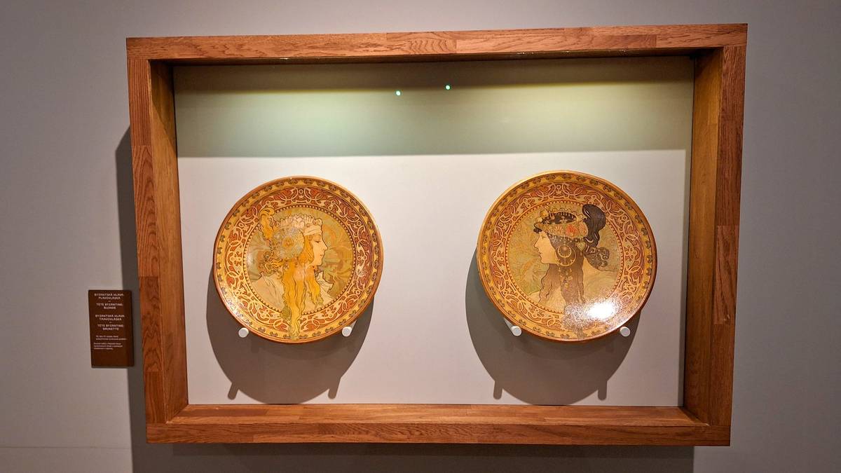 Regionální muzeum v Chrudimi ve čtvrtek 14. května slavnostně otevřelo novou podobu stálé expozice s názvem Alfons Mucha – Euforie ornamentu. Modernizovaná výstava nabízí důstojnou prezentaci jednoho z nejcennějších sbírkových souborů muzea. Jedná se o kolekci, která představuje přibližně třetinu autorovy plakátové tvorby. Původní tisky vznikly před více než sto lety v Paříži. Nová expozice pracuje s promyšlenou scénografií, barevností prostoru i světlem. Dva sály s odlišným barevným laděním nabízejí především Muchovy plakáty zaměřené na divadelní představení, výstavy, reklamu, dekorativní panó či kalendária. Inspirací pro současnou podobu výstavy byla historická instalace Muchových děl v chrudimském muzeu z roku 1933, které se Alfons Mucha osobně zúčastnil. Pardubický kraj přispěl na modernizaci expozice částkou dva miliony korun. Výstava by měla být návštěvníkům otevřena následujících deset let.