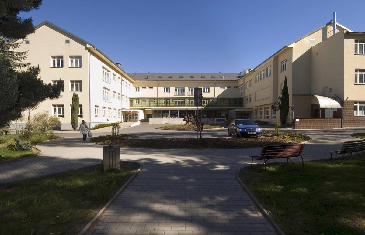 Pardubický kraj připravuje revitalizaci dřevin, která přinese pestřejší, zdravější a bezpečnější prostředí pro pacienty, návštěvníky i zaměstnance nemocnice.   „Projekt navazuje na dlouhodobé investice kraje směřující k rozvoji a modernizaci nemocničních areálů včetně parků. Jedná se o prostory, které slouží nejen pacientům, ale často i široké veřejnosti, a proto chceme, aby se v maximální možné míře jednalo o přívětivé prostředí, k čemuž patří udržovaná zeleň. Na základě zpracované projektové dokumentace činí předpokládané náklady na realizaci přibližně 2,1 milionu korun včetně DPH. Na projekt byla podána žádost o dotaci z výzvy Agentury ochrany přírody a krajiny ČR zaměřené na výsadbu a péči o dřeviny,“ uvedl hejtman Pardubického kraje Martin Netolický.  Počítá se také s odborným ošetřením stromů, výsadbou nové zeleně i úpravou parkových ploch tak, aby byl celý areál dlouhodobě odolnější a lépe odpovídal současným potřebám. Součástí budou také nezbytné zásahy u stromů, které jsou ve špatném zdravotním stavu nebo představují bezpečnostní riziko.   Kvalitní zeleň není jen estetickou součástí nemocničního areálu. Přispívá také k psychické pohodě pacientů, pomáhá snižovat stres a vytváří příjemnější prostředí pro léčbu i každodenní práci zdravotníků.   Pokud vše půjde podle plánu, první přípravné práce začnou na konci letošního roku a samotná revitalizace proběhne v roce 2027.