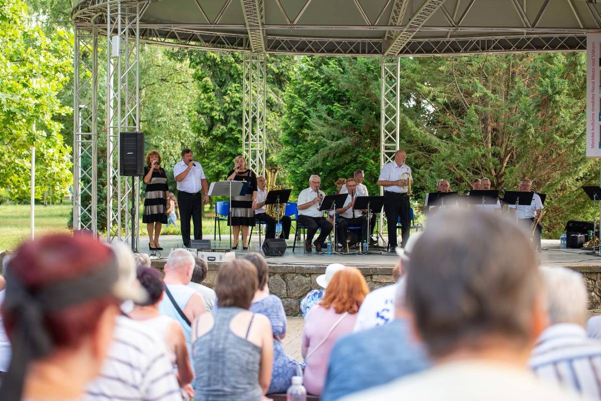 Aj túto nedeľu vás pozývame do Hurbanových sadov na ďalší koncert z obľúbeného cyklu Leto s hudbou. Tentoraz sa predstaví DH Bodovanka – dychová hudba z Krivosúdu-Bodovky s bohatou tradíciou. Na hudobnej scéne pôsobí už viac ako 50 rokov a počas svojho účinkovania odohrala stovky koncertov doma i v zahraničí, nahrávala pre rozhlas aj televíziu a dodnes patrí medzi rešpektované slovenské dychové kapely. 📅 Nedeľa 19. júla 2026 🕕  od 17.00 hod. 📍 Hurbanove sady Príďte si vychutnať príjemný letný podvečer s hudbou, ktorá spája generácie. Vstup je voľný. Tešíme sa na vás! 💚 #LetoSHudbou #DHBodovanka #HurbanoveSady #NovéMestoNadVáhom #LetoVMeste