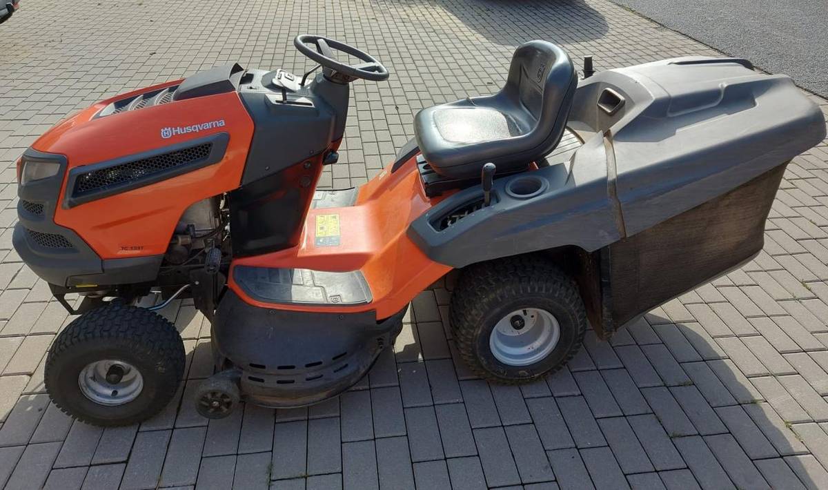Obec Jeníkov prodává vyřazený majetek  Zahradní traktor Husqvarna TC 139T