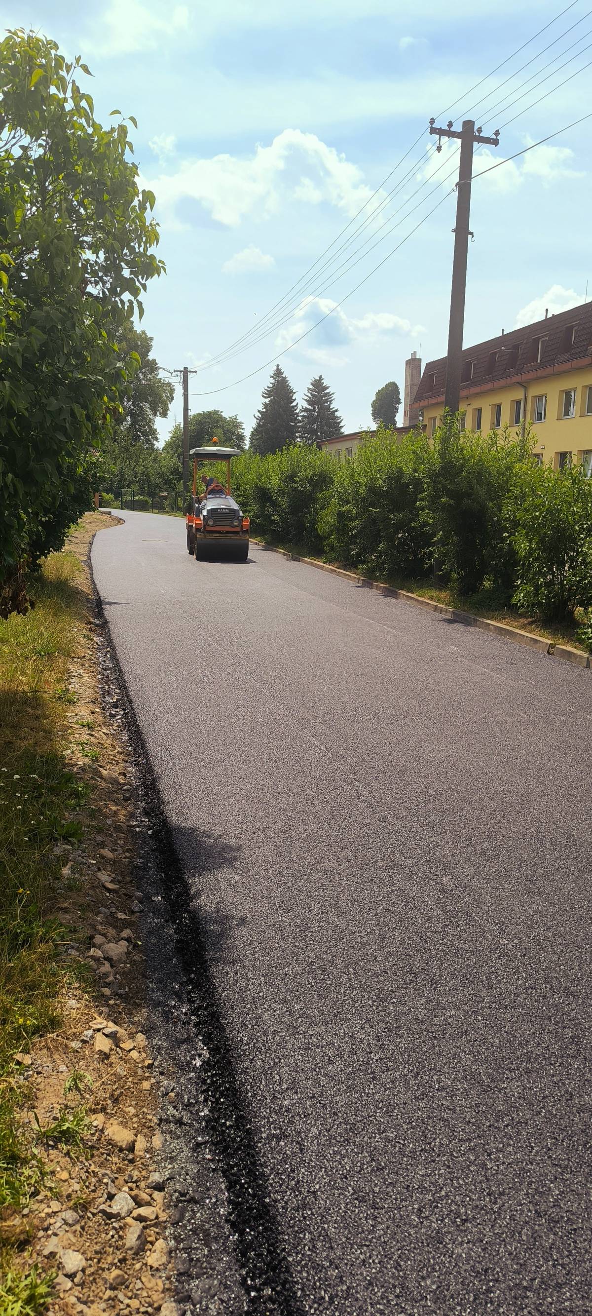 1. Opravovaná místní komunikace je od dnešního dne v celé délce průjezdná. V příštím týdnu budou probíhat už jen dokončovací práce na krajnicích, které nebudou mít zásadní vliv na dopravu. Děkujeme za trpělivost. Starosta obce 2. FK TJ Radešínská Svratka zve na přátelské utkání mužů. V neděli 19. 7. 2026 od 17:00 se na domácím hřišti utkáme s týmem Havlíčkova Borová. Přijďte podpořit naše hráče.