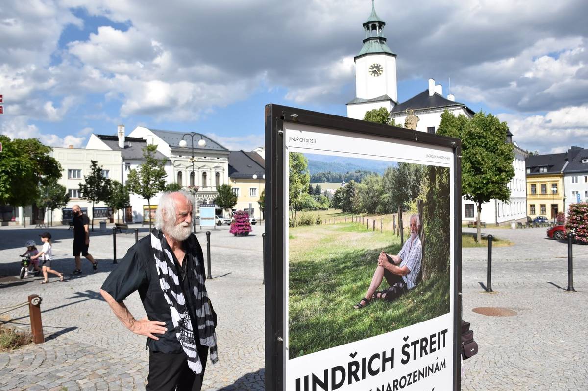 Náš spoluobčan a světoznámý fotograf prof. Jindřich Štreit letos slaví osmdesátiny a v rámci oslav najdete po celé ČR, ale i v zahraničí, výstavy jeho fotografií. Kromě výstavy na hradě Sovinci bychom vás rádi upozornili na unikátní výstavu v Městském muzeu Rýmařov (vedle Informačního centra na náměstí). Pod názvem "Jindrovi k narozeninám" se skrývají jednak černobílé fotografie z věhlasného cyklu "Vesnice je svět", které Jindřich nafotil v 80. letech, ale také jejich nové verze. Pan Štreit se totiž rozhodl zachytit naše okolí znovu po 30 letech a zjistit, jestli a jak moc se změnila krajina a hlavně lidé. Přijďte se tedy podívat  až do 6. září na nádherné fotografie sebe, svých sousedů i míst, která důvěrně znáte. Určitě budete překvapeni a dojati!