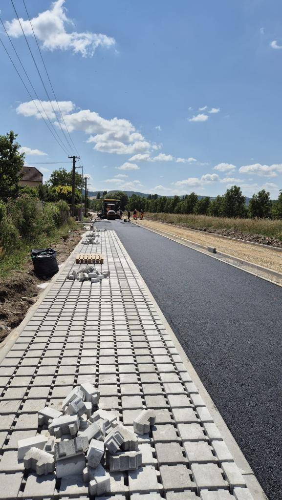 Rekonstrukce ulice Na Hrázi je v plném proudu V současné době finišuje 1. etapa, která zahrnuje úsek od občerstvení po křižovatku s ulicí V Dolině.