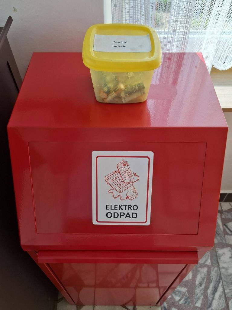Na obecním úřadě ve vstupu je nově celoročně umístěn kontejner na drobný elektroodpad a krabička na použité baterie – využívejte je prosím a pomozte nám společně chránit životní prostředí. Správným tříděním přispíváte k recyklaci cenných surovin a ke snížení množství směsného komunálního odpadu.