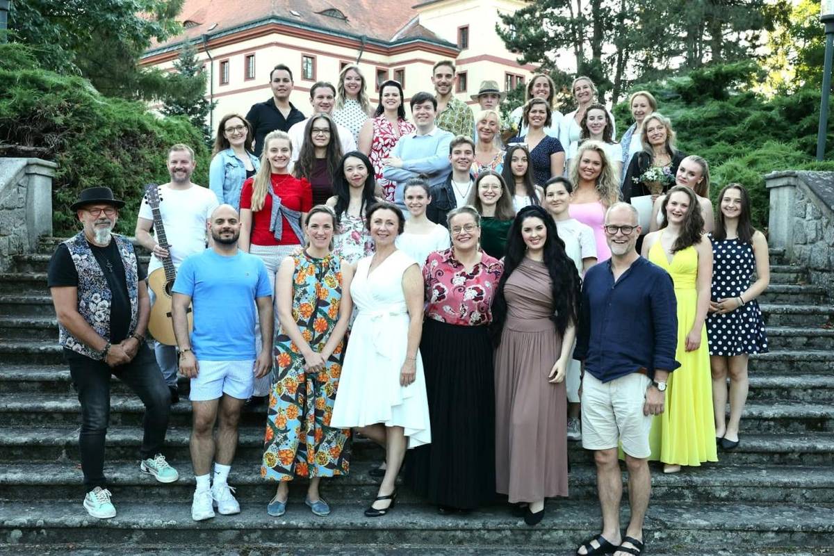První ročník nejkomplexnějších pěveckých kurzů v České republice VoxLab, které pořádá spolek ARTujeme, proběhl ve Lnářích od 5. do 11. července 2026.