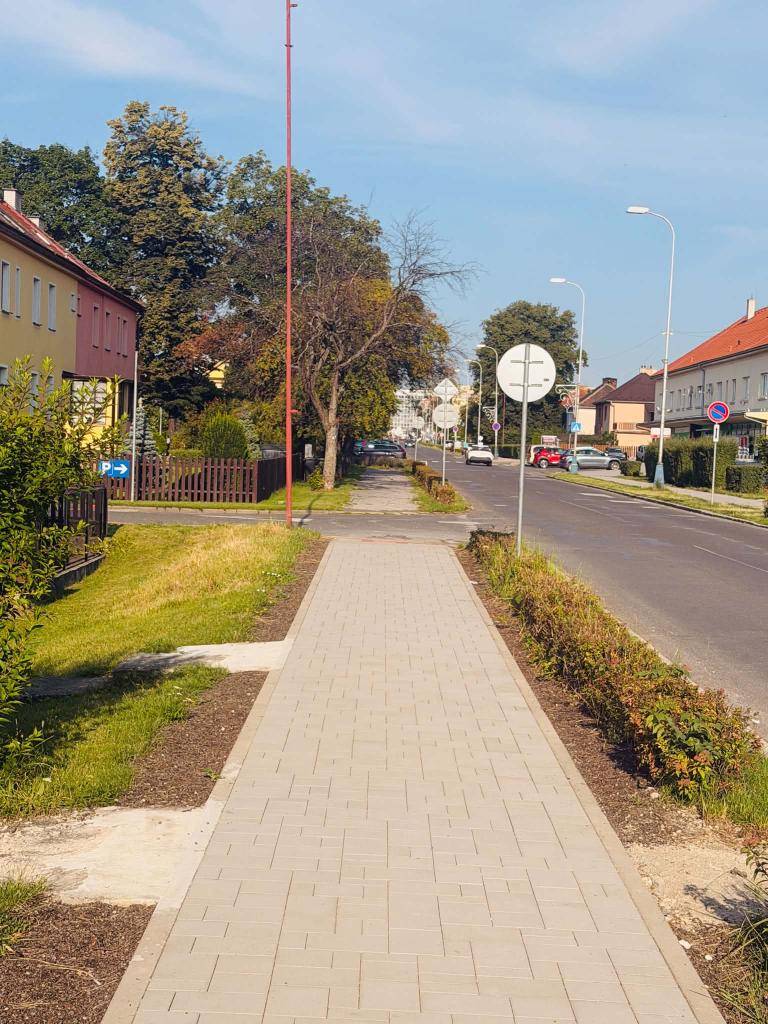 Mesto Svit pokračuje v postupnej rekonštrukcii mestských chodníkov s cieľom zlepšiť bezpečnosť a komfort pohybu chodcov.