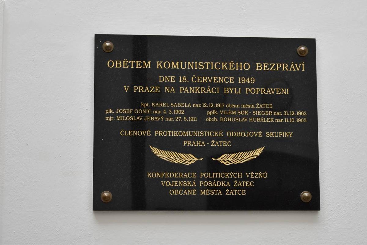 Zástupci města Žatce, Konfederace politických vězňů, Vojenské posádky Žatec i veřejnosti si dnes  připomněli 77. výročí popravy pěti členů protikomunistického odboje.