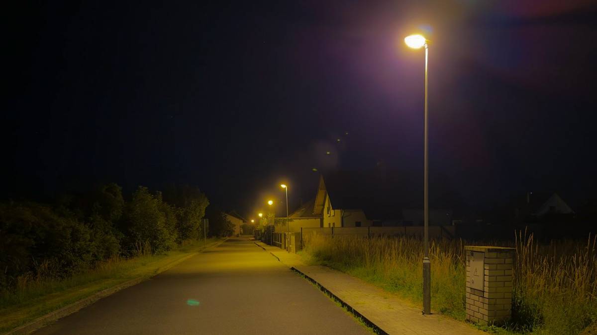 💡Všimli jste si, že nám v lokalitě V Ohrádkách svítí nové LEDky? Hlavní výhodou výměny starých výbojek za moderní LED zdroje ve veřejném osvětlení je úspora elektrické energie přesahující 4️⃣0️⃣ % a výrazné snížení nákladů na údržbu díky dlouhé životnosti nových svítidel. Tak ať vám svítí dobře na večerní cestu domů! 🌇