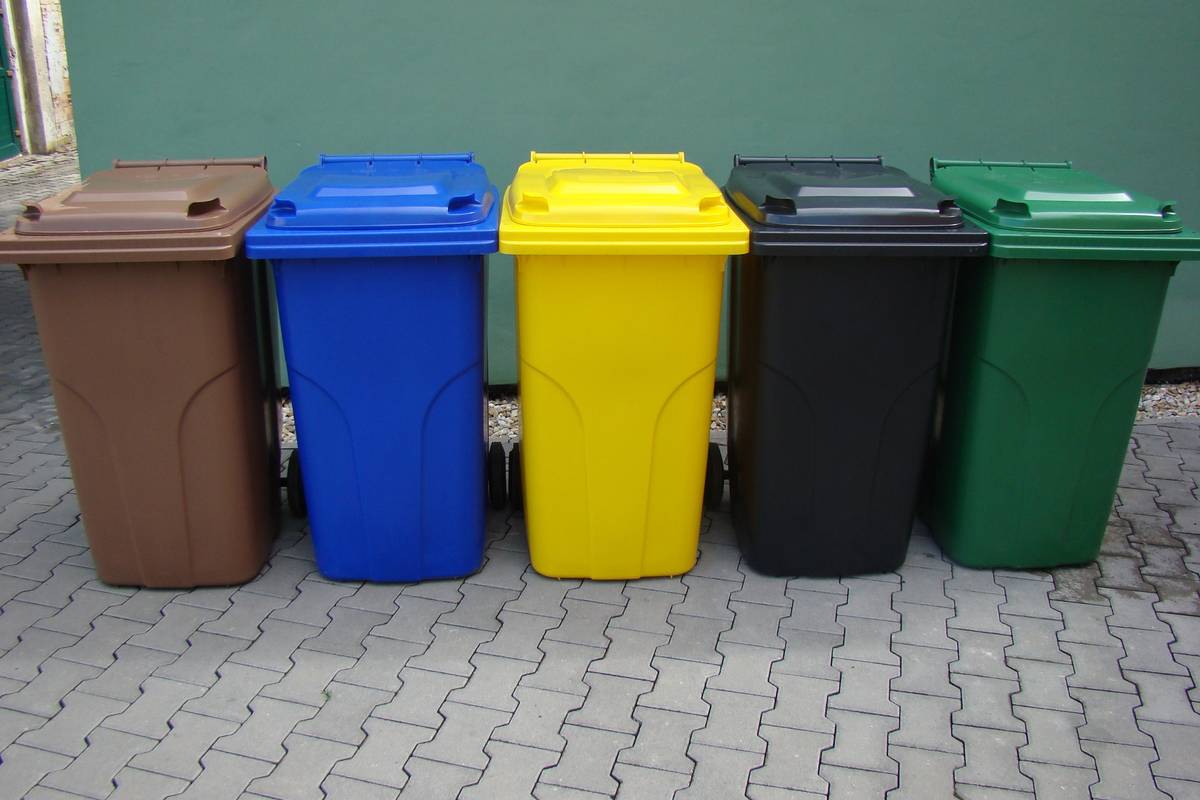 Obecní úřad Bítov provádí kontrolu evidence vypůjčených popelnic. V následujících dnech Vám do domovních schránek budou doručeny formuláře, kde prosím, vyplňte, kolik máte zapůjčených popelnic na papír, plast a BIO. Podepsaný formulář prosíme odevzdejte do schránky umístěné na budově OÚ. Rovněž proveďte kontrolu čárových kódů, které jsou nalepeny na zadní straně popelnic. Ztrátu kódu nám oznamte na OÚ telefonicky a my zařídíme jeho doplnění. Jestliže se některý kód odlepí, pracovníci FCC Znojmo popelnici nevysypou!