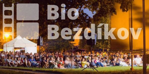 Nakažlivě vtipný a dojemný irsko-americký hudební film připomíná, proč milujeme chytlavé refrény, velké návraty na scénu i outsider story.