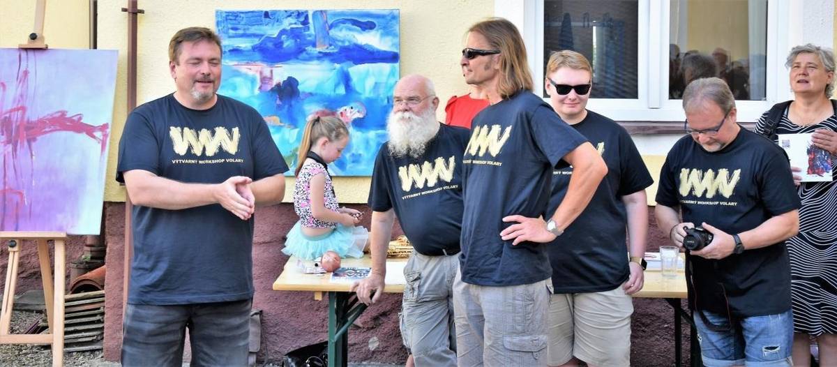 Již pojedenácté přivítají Volary profesionální výtvarníky nejen z Čech, aby svým osobitým přínosem změnili náš pohled na každodenní realitu, která nás obklopuje, a vytvořili další díla ve stylu volarismu. Po celý týden budou ateliéry přístupné pro veřejnost.