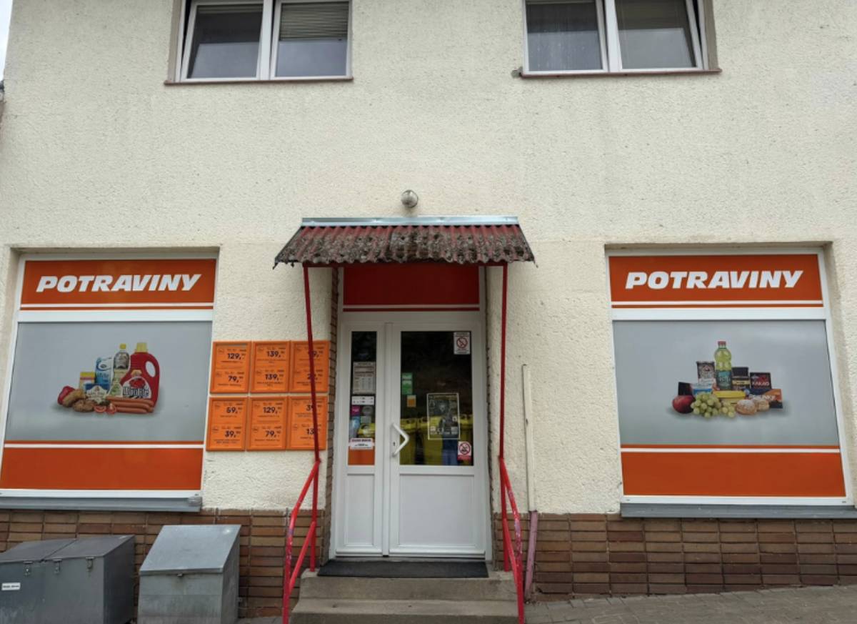 Dobrá zpráva pro malé obce na Vysočině. Kraj rozdělí téměř 9,2 milionu korun mezi 163 obcí do 500 obyvatel, aby pomohl zachovat služby, které lidé využívají každý den. Podpora z programu Venkovské služby 2026 pomůže s provozem kamenných i pojízdných prodejen potravin, smíšeného zboží i pošt a poboček Pošta Partner. Díky tomu zůstanou dostupné služby, které jsou pro obyvatele venkova často nenahraditelné. Program funguje už od roku 2017 a za tu dobu Kraj Vysočina podpořil venkovské prodejny a pošty částkou přes 61 milionů korun.