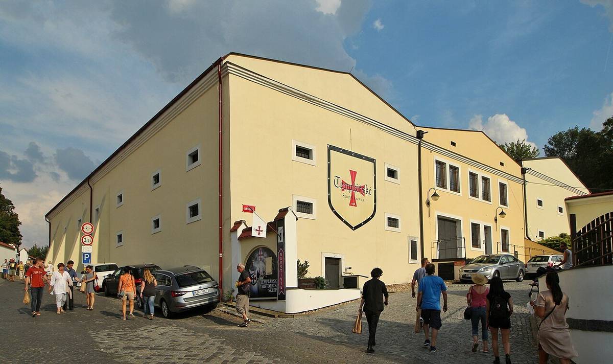 Templářské sklepy, vinařské družstvo se sídlem na Bařině 945, Čejkovice příjmou do hlavního pracovního poměru muže – ženy na pozici pracovník – pracovnice lahvovací linky. Jedná se o jednosměnný provoz, praxe není podmínkou, zaučíme. Nabízí práci ve stabilní společnosti, odpovídající ohodnocení, 25 dní dovolené a příspěvek na stravování. Pro více informací kontaktujte pana Milana Sýkoru, vedoucího lahvovací linky, telefon 725 054 505.