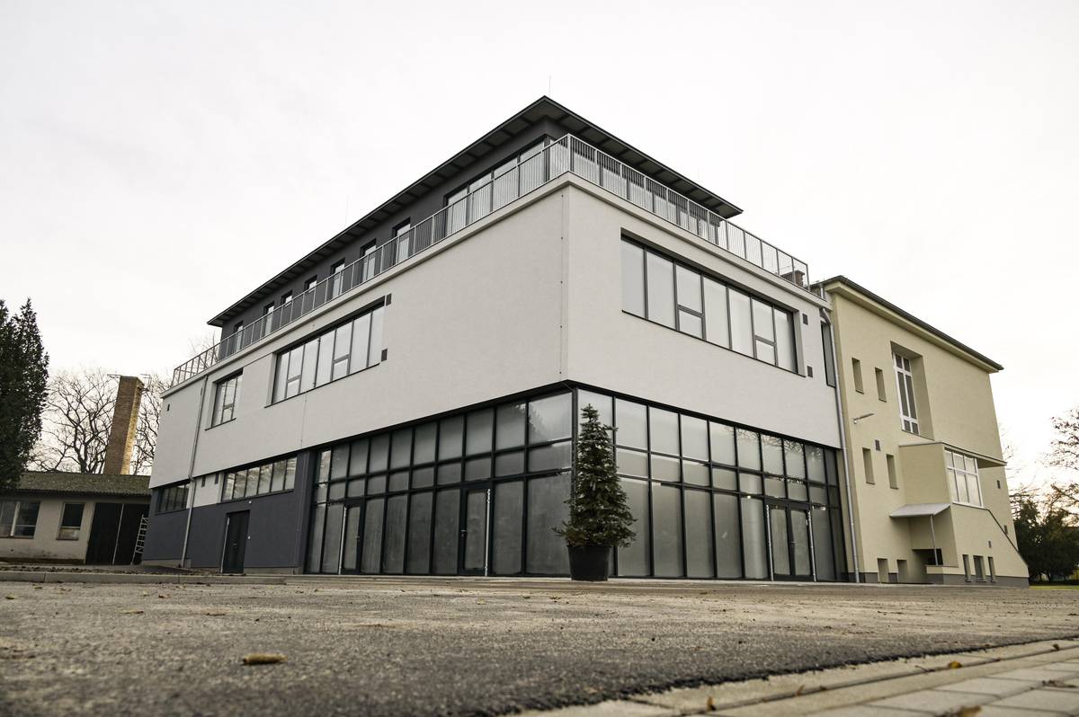 📍 Zmodernizovaná budova základní a mateřské školy v Malšově Lhotě získala kolaudační rozhodnutí, které již nabylo právní moci. Žáci se tak mohou 1. září vrátit do své školy. 📍 Budova byla stavebně dokončena už během loňských letních prázdnin, kvůli administrativním a procesním obstrukcím jednoho ze spolumajitelů okolní nemovitosti se však děti nemohly do nových prostor nastěhovat. „Po více než roce plném komplikací a nejistoty jsme konečně dospěli do cíle, který jsme si všichni přáli. Mám obrovskou radost, že se děti mohou od 1. září vrátit do své nově zrekonstruované školy v Malšově Lhotě. Nebylo to jednoduché období pro rodiče, děti, zaměstnance školy ani pro město. O to víc si vážím trpělivosti a podpory všech, kterých se tato situace dotkla. Po celou dobu jsme se snažili rodinám co nejvíce pomoci, zajistili jsme dopravu dětí do náhradních škol i odpuštění poplatků za mateřskou školu a družinu. Děkuji všem za pevné nervy. Dnešní kolaudační rozhodnutí je pro nás všechny obrovskou úlevou. Věřím, že toto nepříjemné období je definitivně za námi,“ uvádí primátorka města Pavlína Springerová. 📍 Začátkem školního roku nastoupí do základní a mateřské školy v Malšově Lhotě 88 dětí školního a 34 dětí předškolního věku. Spádově do školy navštěvují děti hlavně z Malšovy Lhoty a Svinar, ale také z centra Hradce Králové, Bělče i okolních vesnic. 🔗 Celou tiskovou zprávu naleznete ZDE.