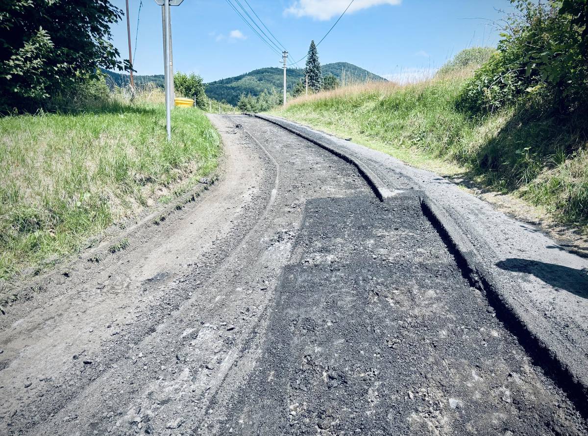 Vážení spoluobčané, v pondělí budou zahájeny práce na místní komunikaci směrem na Máselný vrch. Probíhat budou zemní práce a příprava na pokládku drenáže, včetně odstranění stávajícího betonového žlabu. Větší dopravní omezení lze očekávat především ve směru na Máselný vrch z důvodu pohybu bagru a nákladního vozidla. Průjezd rezidentům bude i nadále umožněn. Pravděpodobně můžete chvíli čekat. Současně Vás žádáme o maximální možné omezení dopravy v době od 7.30 do 17.00 hodin, tedy v pracovní době zaměstnanců zhotovitele. Ve směru Na Pily by měla být dopravní omezení minimální. Na konci týdne, pravděpodobně ve čtvrtek a v pátek, budou na komunikaci prováděny zatěžovací zkoušky. V případě, že jejich výsledky nebudou vyhovující, bude nutné provést kompletní rekonstrukci podloží komunikace. To by znamenalo výraznější omezení provozu a dočasnou uzavírku komunikace. Pokud tato situace nastane, budeme Vás neprodleně informovat. Děkuji Vám za pochopení a trpělivost. Jana Šťastná