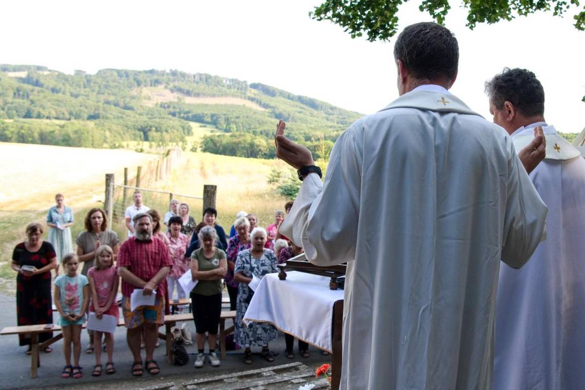 Společná mše svatá pro obce Chomýž a Jankovice u sochy sv. Anny, která proběhne 25. července.