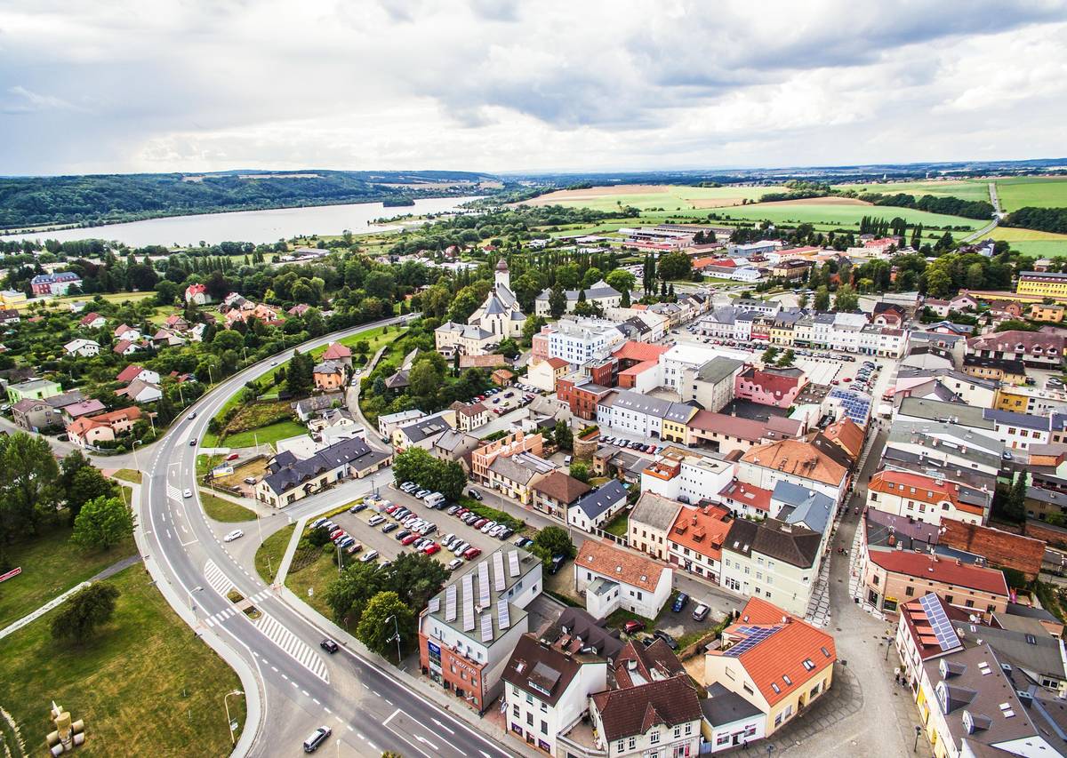 Každý den využíváme městské chodníky, parky, školy, školky, sportoviště nebo kulturní akce. Počet obyvatel s trvalým pobytem přitom výrazně ovlivňuje, kolik finančních prostředků město získá na svůj další rozvoj. 🏡 Pokud v Hlučíně skutečně žijete, ale trvalý pobyt máte nahlášený jinde, město na vás finanční prostředky nedostává, přestože jeho služby a infrastrukturu každodenně využíváte. 📍 Změna trvalého pobytu je otázkou jedné návštěvy městského úřadu a přináší výhody nejen městu, ale i samotným obyvatelům – například při parkování, zápisech dětí do škol a školek nebo při vyřizování některých úředních záležitostí. Udělejte správný krok pro sebe i pro Hlučín. Pokud zde žijete, staňte se oficiálně součástí města, které je vaším domovem. ❤️   Více informací naleznete na našem webu:⤵️ https://bit.ly/4eTOOAt  #Hlučín #Hlucin #NaseMesto #ZijemeVHlucine #SpolecneProHlucin #MestoProZivot #BudoucnostHlucina #HlucinSrdcem