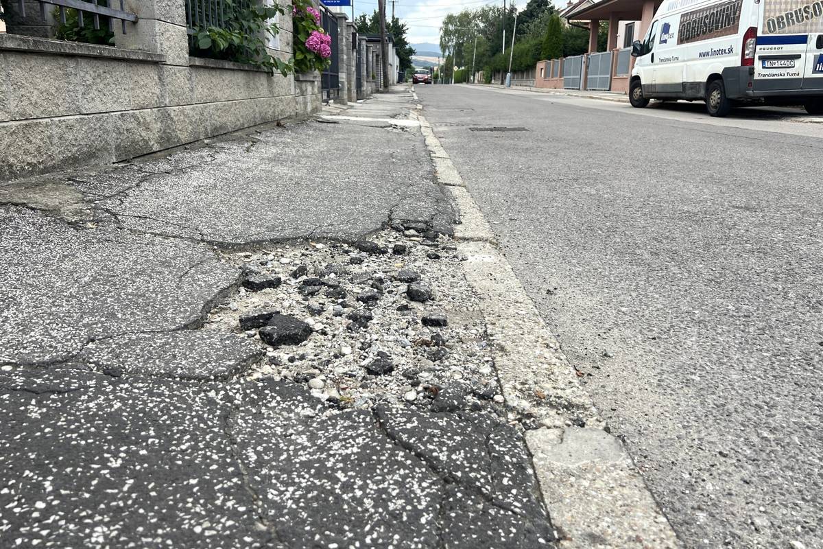 Nový chodník bude mať Javorová ulica v celej dĺžke od Kožušníckej až po Bratislavskú ulicu. Práce vykoná spoločnosť ESvia, s.r.o. z Novej Dubnice, víťaz verejnej súťaže. Stavenisko bolo odovzdané spoločnosti 15. júla 2026. Ide o mestskú investičnú akciu. Nový chodník vyjde mesto na niečo viac ako 29-tisíc eur. Stavebné práce dopravu neobmedzia. Chodcov prosíme pri prechádzaní ulicou [...]Čítať viac...