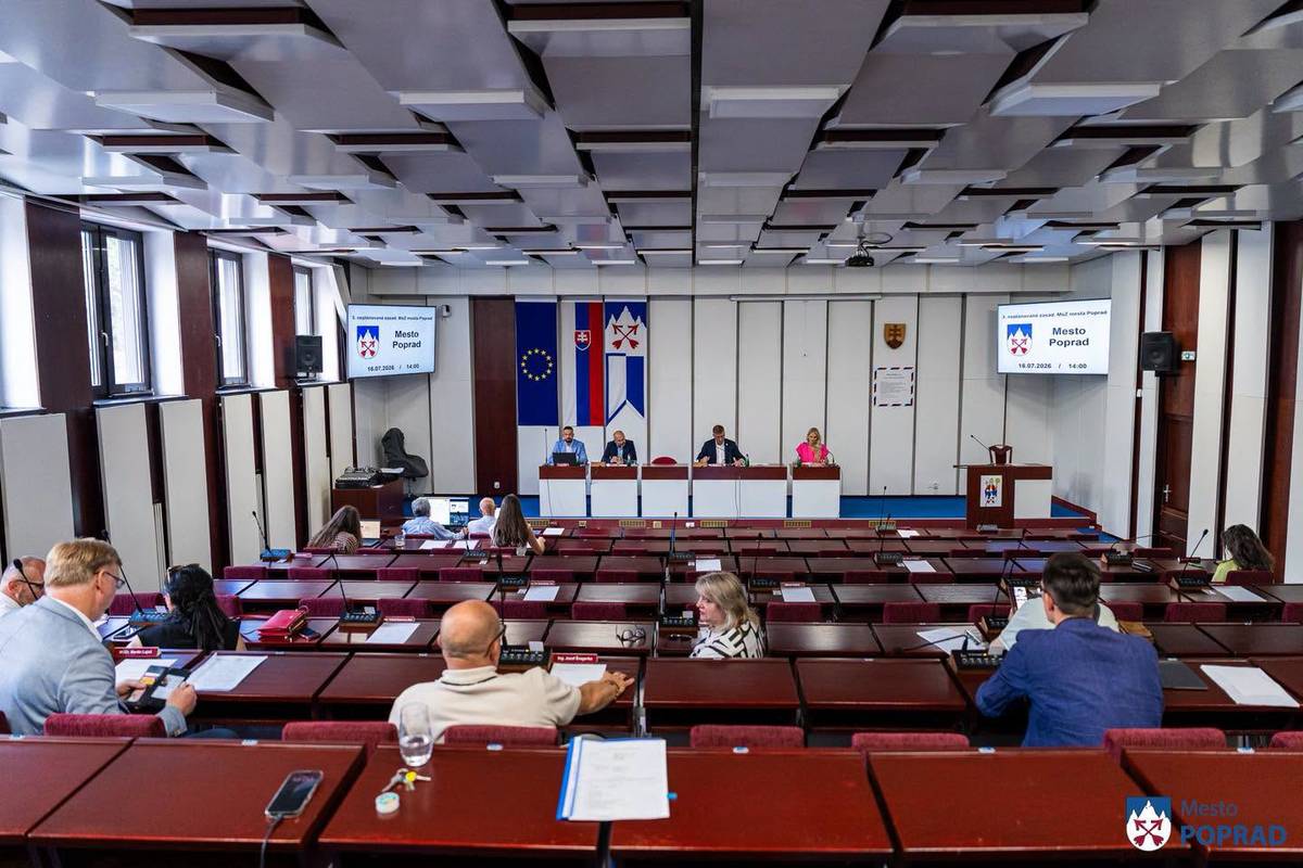 Dnes popoludní sa v zasadačke MsÚ v Poprade uskutočnilo 3. neplánované zasadnutie Mestského zastupiteľstva mesta Poprad.  Hneď na úvod zložila poslanecký sľub Alena Madzinová, ktorá zasadla do poslaneckej lavice ako náhradníčka namiesto poslanca Jozefa Košického. Ten sa svojho mandátu písomne vzdal.  Nasledovala prezentácia. Chýbali poslanci výhradne z klubu Poprad na 1. mieste - Baloga, Božoň, Bujňáková, Haščák, Majerský, Nazarej, Skokan a Wzoš. Po schválení programu vrátane doplňujúceho bodu predneseného viceprimátorom Ondrejom Kavkom bola zvolená návrhová komisia a overovatelia zápisnice.   Poslanci hlasovaním zrušili Uznesenie č. 140/2026 z Mestského zastupiteľstva mesta Poprad konaného dňa 11. mája 2026, ktorého výkon bol kvôli nepodpísaniu primátorom pozastavený.    Keďže predseda Národnej rady Slovenskej republiky rozhodnutím č. 145/2026 Z. z. vyhlásil voľby do orgánov samosprávy obcí a voľby do orgánov samosprávnych krajov a v tomto rozhodnutí určil lehotu na určenie a zverejnenie volebných obvodov a počtu poslancov obecného zastupiteľstva v nich do 21. júla 2026, z dôvodu potreby blížiaceho sa termínu bol opätovne predložený návrh na určenie počtu poslancov a určenie volebných obvodov a počtu poslancov v nich. Poslanci hlasovaním určili počet poslancov Mestského zastupiteľstva mesta Poprad v nasledujúcom funkčnom období na 19 a taktiež určili volebné obvody a počty poslancov Mestského zastupiteľstva mesta Poprad v nich vo voľbách do orgánov samosprávy obcí v roku 2026 takto: Volebný obvod č. 1 – Centrum, Západ, Veľká, Spišská Sobota, Matejovce a Stráže pod Tatrami s počtom poslancov 9 a Volebný obvod č. 2 – JUH I, JUH II, JUH III, JUH IV, JUH V, JUH VI a Kvetnica s počtom poslancov 10.  MsZ zároveň odhlasovalo zmeny v zložení finančnej komisie. Jej predsedom sa stal namiesto Jozefa Košického Jozef Švagerko a novými členmi Ondrej Kavka a Marián Barilla.  Ďalšie plánované zasadnutie popradského mestského zastupiteľstva bude 27. augusta 2026.