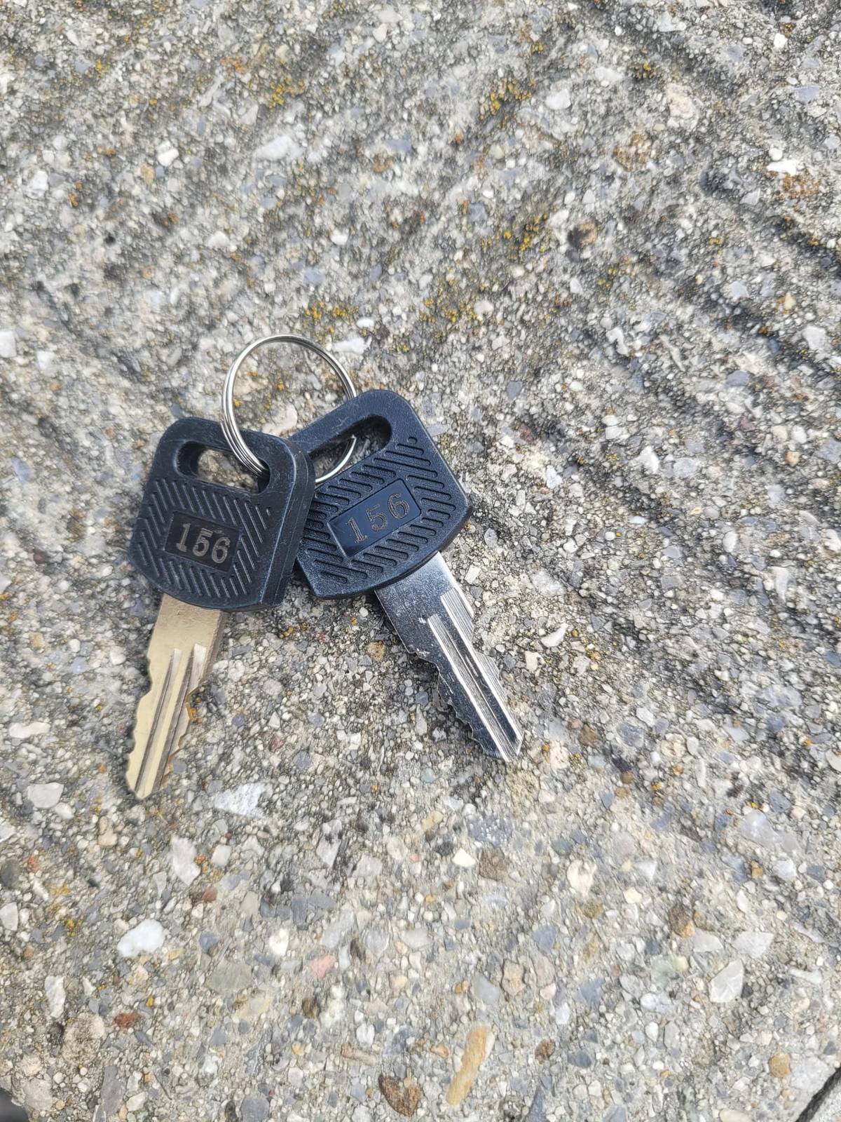 Včera vo štvrtok 16.07.2026 sa na ceste pri rodinnom dome rodiny Papajovej, súp. č. 228 na starej ceste našli tieto kľúče. Majiteľ si ich môže vyzdvihnúť u pani Papajovej.