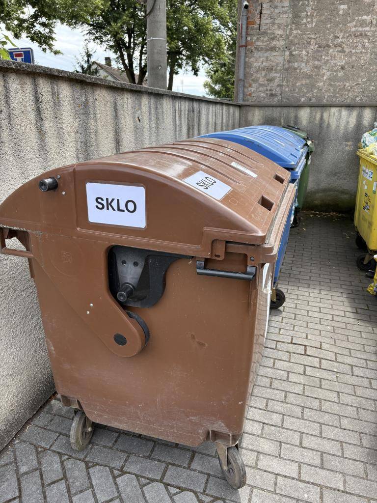Na sběrné místo tříděného odpadu byl mimořádně a dočasně přidán hnědý kontejner na sklo. Dále bude přidán ještě jeden kontejner na plasty.