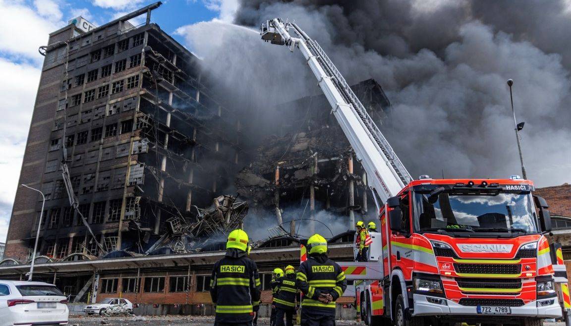 AKTUALIZUJEMEZlín - Požár v bývalém svitovském areálu zničil 34. budovu společnosti Cream, na místě i týden po vypuknutí požáru stále zasahují hasičské jednotky. Prosíme občany, aby se místu zásahu vyhnuli a respektovali pokyny složek integrovaného záchranného systému.