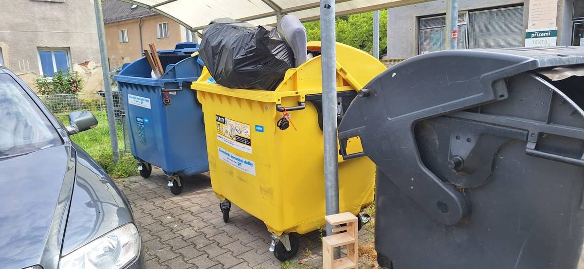 Kvůli automobilu zaparkovanému přímo před kontejnerovým stáním dnes nebylo možné vyvézt kontejnery na plasty v ulici 1. máje. Náhradní svoz proběhne až v příštím pravidelném termínu, tedy v pátek. Prosíme všechny řidiče, aby při parkování mysleli i na přístup svozové techniky ke kontejnerům. Trocha ohleduplnosti pomůže předejít zbytečným komplikacím pro všechny.