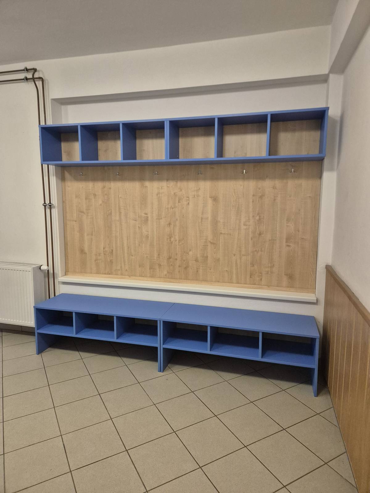 Obec Řetová zakoupila nový nábytek do šaten a skříně na cvičební pomůcky. Zakázku realizovala společnost Benjamín s.r.o. za cenu 253 000,- Kč. Z toho dotace od Pardubického kraje činí 128 000,- Kč.  Také byla opravena vlhká omítka v šatnách tělocvičny a proběhla injektáž zdiva. Část realizace je možné si prohlédnout na fotografiích.