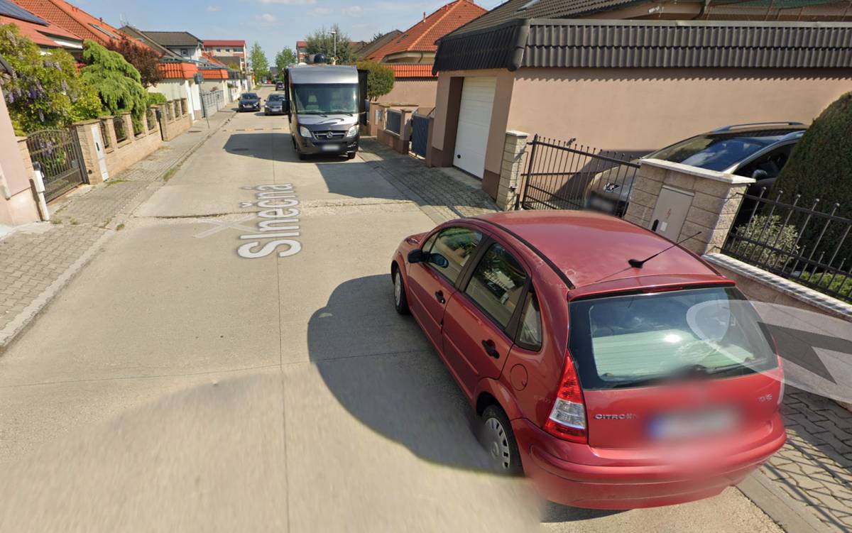 Vážení občania, oznamujeme vám, že dnes sa začínajú práce na oprave havarijného stavu úseku cesty na Slnečnej ulici, v trvaní približne 3 až 4 týždne.  Počas realizácie prác bude prejazd týmto úsekom obmedzený.
