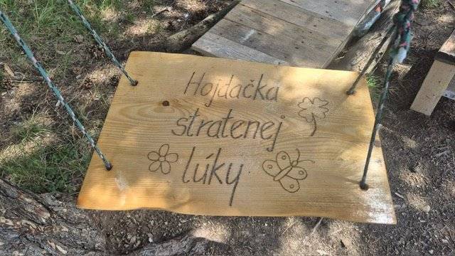 Milí spoluobčania, radi by sme vám poskytli niekoľko organizačných informácií k podujatiu na Stratenej lúke. Pre všetkých, ktorí sa rozhodnú podujatie navštíviť, nie je organizovaný spoločný zraz ani spoločný presun. Každý sa na miesto podujatia dopraví individuálne podľa vlastných možností. Ak prídete autom, môžete pohodlne zaparkovať pri Salaši Vígláš, odkiaľ vedie na Stratenú lúku príjemná približne desaťminútová pešia prechádzka. Tí, ktorí si chcú deň spríjemniť krátkou turistikou, môžu na miesto podujatia vyraziť aj pešo zo Šútoviec a spojiť návštevu podujatia s prechádzkou krásnou prírodou nášho regiónu. K príspevku prikladáme odkaz na GPS súradnice Stratenej lúky, aby ste si miesto mohli jednoducho vyhľadať v Google Maps, ako aj fotografie samotného miesta,aby ste sa na miesto bez problémov dostali. odkaz: https://www.google.com/maps/place/48%C2%B046'35.6%22N+18%C2%B033'23.2%22E/@48.7765465,18.5538671,17z/data=!3m1!4b1!4m4!3m3!8m2!3d48.776543!4d18.556442?entry=ttu&g_ep=EgoyMDI2MDcxOS4wIKXMDSoASAFQAw%3D%3D   Tešíme sa na stretnutie s vami!