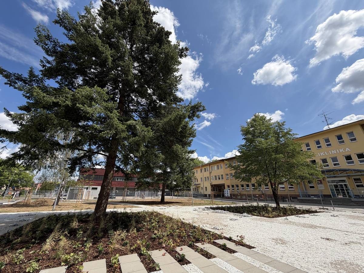 Rozsáhlá revitalizace veřejného prostranství v okolí polikliniky ve Veselí nad Moravou pokračuje dalšími etapami. Jedna z největších investičních akcí města za poslední roky přinese bezpečnější dopravu, nová parkovací místa pro návštěvníky polikliniky i místní obyvatele, nové chodníky, odpočinkový parčík i kompletní proměnu venkovního areálu Mateřské školy Kollárova. Na úpravy této lokality by měla v příštím roce navázat výstavba domova pro seniory připravovaná Jihomoravským krajem. Revitalizace okolí veselské polikliniky postupuje do dalších částí řešeného území. Rozsáhlá rekonstrukce zahrnuje veřejný prostor mezi výjezdovou stanicí Zdravotnické záchranné služby, budovou polikliniky a lůžkovým oddělením nemocnice a navazuje do ulic U Polikliniky, Železničářská, J. E. Purkyně a Kollárova. Stavební práce jsou rozděleny do čtyř etap tak, aby byla po celou dobu zachována dopravní obslužnost veřejných budov v této části města. V průběhu jarních měsíců se práce soustředily především na technickou infrastrukturu, zejména na vodovodní a kanalizační přípojky. Letos pokračují především výstavba komunikací, parkovišť a chodníků. Prostor před budovou polikliniky je již téměř dokončen, další práce probíhají směrem do ulice Železničářská, k ulici Kollárova a před tamní mateřskou školou. „Revitalizace tohoto území patří mezi klíčové investice města. Jejím cílem je zlepšit dlouhodobě komplikovanou dopravní situaci v této části města, zvýšit bezpečnost chodců a současně vytvořit kvalitní veřejný prostor pro místní obyvatele i návštěvníky zdejších institucí. Po dokončení vznikne moderní, bezpečná a příjemná lokalita, která bude sloužit široké veřejnosti,“ uvedl starosta Veselí nad Moravou Petr Kolář. Řešené území zajišťuje přístup k řadě významných institucí. Kromě soukromého objektu  polikliniky se zde nacházejí lůžkové pracoviště Nemocnice Kyjov, výjezdová stanice zdravotnické záchranné služby, Mateřská škola Kollárova a Jihomoravským krajem zřizovaná Základní a praktická škola. Projekt proto klade důraz nejen na vzhled veřejného prostoru, ale také na jeho funkčnost, bezpečnost a dopravní dostupnost. Součástí revitalizace celého území je vybudování nových chodníků a 40 nových parkovacích míst. Výraznou proměnou prochází parčík před poliklinikou, který bude sloužit jako klidová a odpočinková zóna pro pacienty i další návštěvníky. Zachované stromy doplní nová výsadba, mimo jiné třešně ptačí a javory, záhony s travinami, trvalkami, cibulovinami a okrasnými keři. Instalován bude rovněž nový městský mobiliář včetně laviček, odpadkových košů a stojanů na kola. Úpravy se dotknou také venkovního areálu Mateřské školy Kollárova. Školka získá nový vstupní prostor, dětské hřiště i revitalizovanou zahradu, v níž bude vysazeno přibližně třicet nových stromů. Proměna této části města bude pokračovat i po dokončení současné investice. Na sousedním pozemku by měla v příštím roce navázat výstavba nového domova pro seniory, jehož projekt připravuje Jihomoravský kraj. Revitalizace veřejného prostoru tak vytvoří odpovídající zázemí nejen pro stávající zdravotnická a školská zařízení, ale také pro budoucí krajské pobytové zařízení. „V této lokalitě postupně vzniká ucelené zázemí pro zdravotní, sociální a vzdělávací služby. Současná revitalizace proto není jen prostou úpravou chodníků, parkovišť a zeleně, ale důležitou investicí do dlouhodobého rozvoje celé této části města. Zároveň děkuji všem občanům, pacientům, rodičům i zaměstnancům zdejších institucí za trpělivost během stavebních prací,“ doplnil starosta Petr Kolář. Hlavní stavební práce chce město dokončit do konce srpna, následovat budou dokončovací p