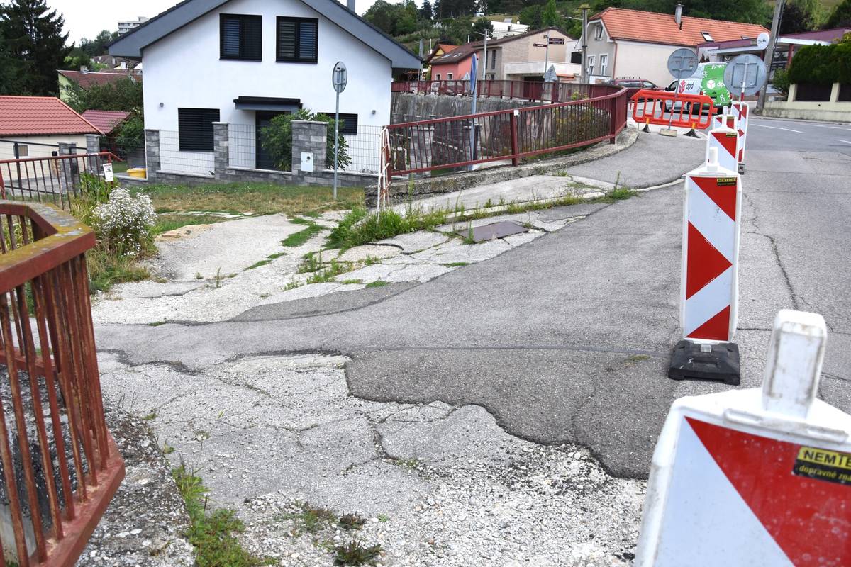 Rekonštrukcia povrchov chodníkov na prepojení medzi ulicami Kúty a Dolný Šianec potrvá v priaznivom počasí približne dva týždne. Práce sa začínajú v týchto dňoch. Ide o mestskú investičnú akciu za viac ako 27-tisíc eur, ktorej zhotoviteľom je spoločnosť COLAS Slovakia. Prosíme obyvateľov, aby si počas stavebných prác všímali dočasné dopravné značenie a boli obozretní. Ďakujeme za pochopenie. [...]Čítať viac...