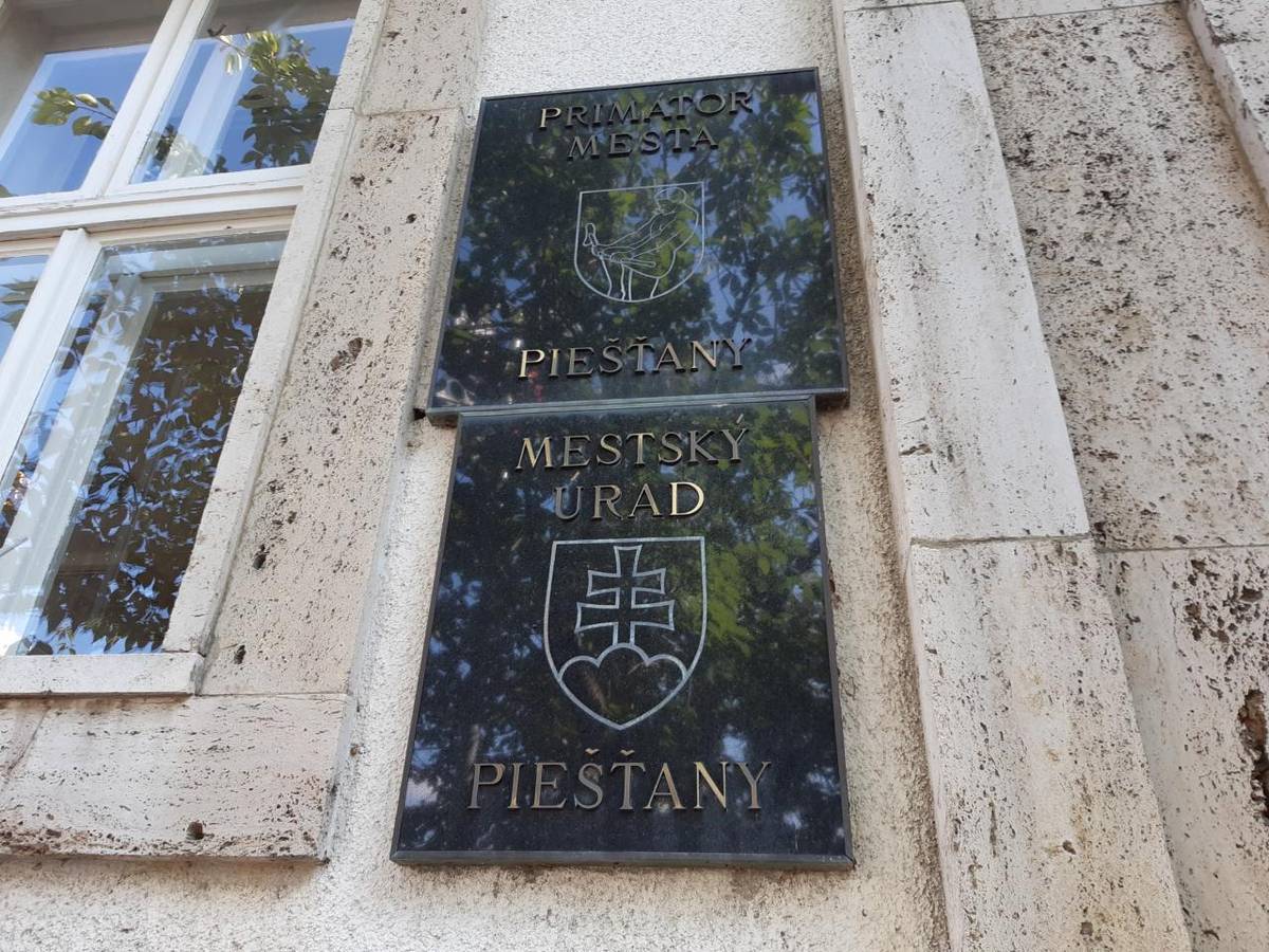 Práca na mestskom úrade – to je poslanie. Naším cieľom je starať sa o obyvateľov Piešťan, o verejné priestory a majetok mesta tak, aby sa nám tu všetkým príjemne žilo.