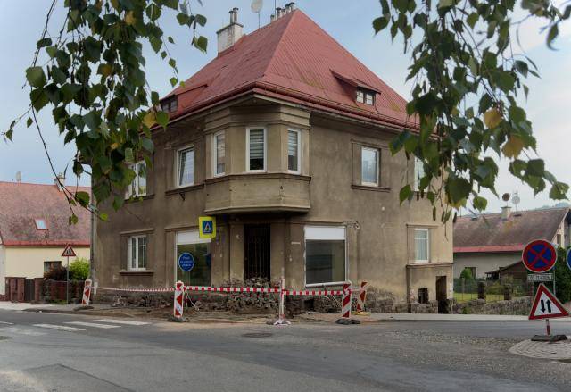 Obyvatelé městské čtvrti Kryblice čelí v těchto týdnech zvýšenému stavebnímu ruchu a dopravním omezením. V lokalitě se totiž sešly hned tři investiční akce. K dlouhodobé rekonstrukci Kryblické ulice a probíhající pokládce optických kabelů se na začátku července přidala ještě uzavírka ulice Ivana Olbrachta kvůli havárii kanalizace. Souběh akcí město zkoordinovalo do období prázdnin, kdy je pohyb obyvatel i dopravy nižší.                               Číst dál...