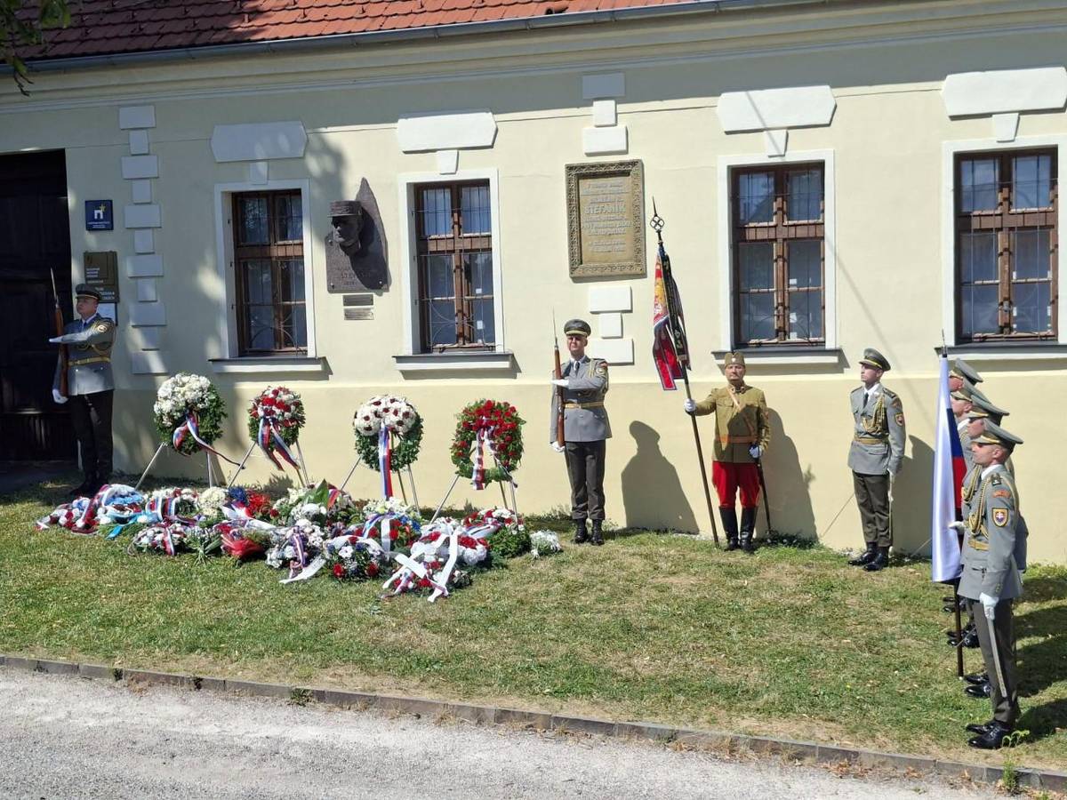 Spomienková slávnosť sa konala pred rodným domom Štefánika v Košariskách.