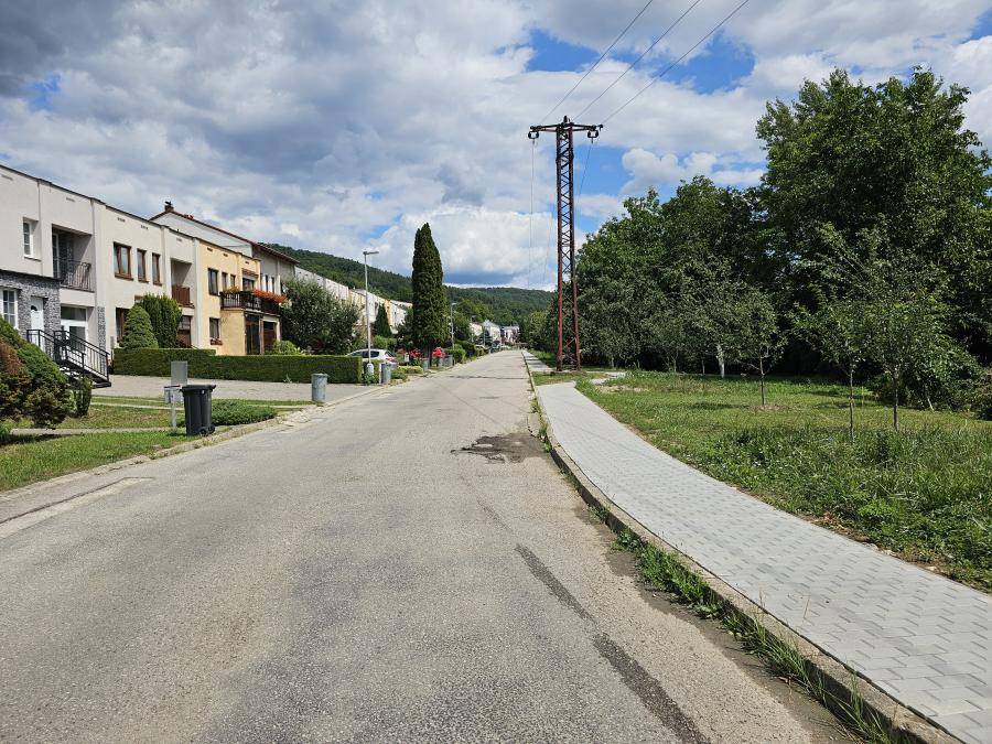 Vážení občania, v termíne od 27. 07. 2026 do 31. 07. 2026 budú prebiehať stavebné a asfaltérske práce na oprave komunikácie na ulici Pod Zábrehom. Z u...