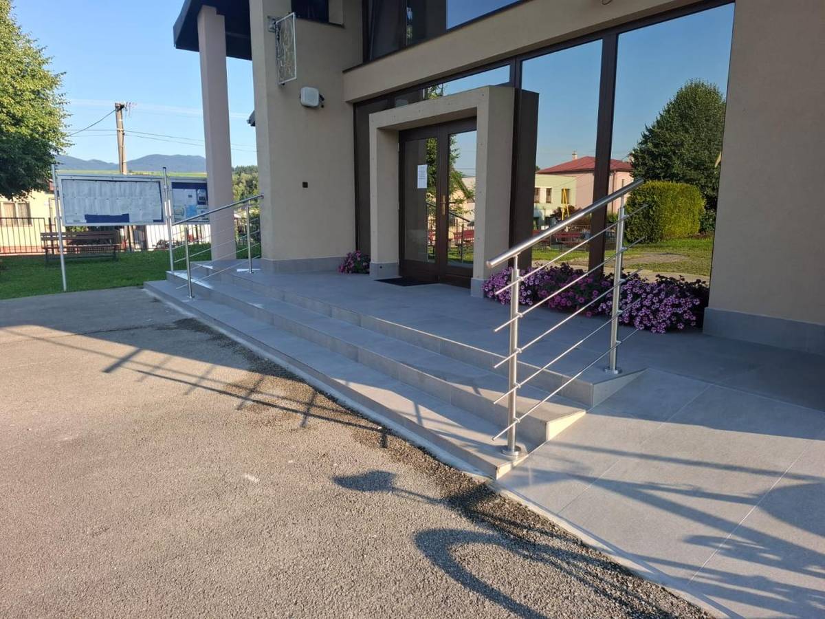 Vážení spoluobčania,  s potešením vám oznamujeme, že stavebné práce na obnove domu smútku v našej obci boli úspešne ukončené.
