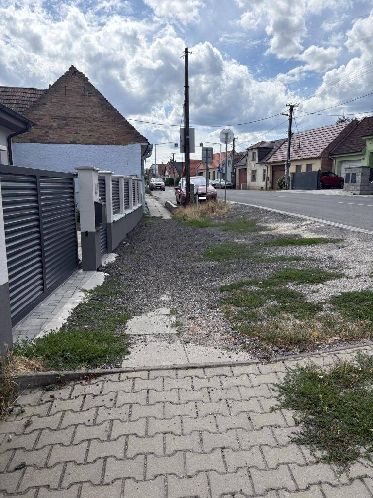 Obec Dolné Orešany žiada občanov, aby neparkovali svoje automobily pred rodinnými domami na ulici od kostola po č. d. 23 – po zákrutu z dôvodu prác na oprave chodníka pri ceste II/502.  viac tu