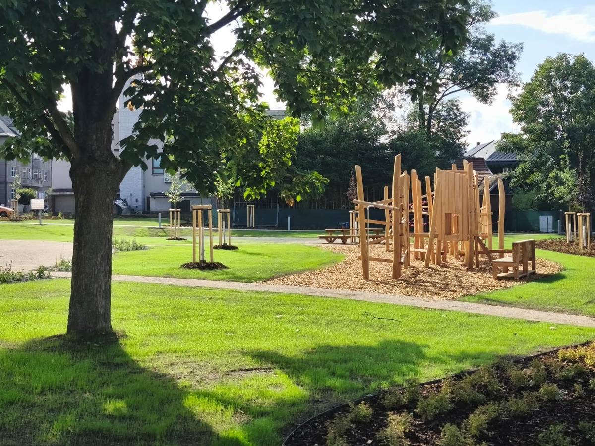 Rádi bychom Vás informovali, že se dnes otevírá revitalizovaná část parku u pošty. 🌳🌿 Jak můžete na vlastní oči vidět, trávníky se teprve postupně zelenají, a tak Vás žádáme o dodržování zákazu vstupu na travnaté plochy. 🚫 Do parku ještě přibydou nové lavičky a odpadkové koše. Z důvodu opožděné dodávky budou nainstalovány do konce srpna. Lavičky, které jsou v tuto chvíli v parku místěny, jsou pouze provizorním řešením.  Věříme, že se park stane příjemným místem k zastavení... Proměnu parku realizovala firma Chameleos s.r.o. dle projektu Ing. Kláry Grusové.