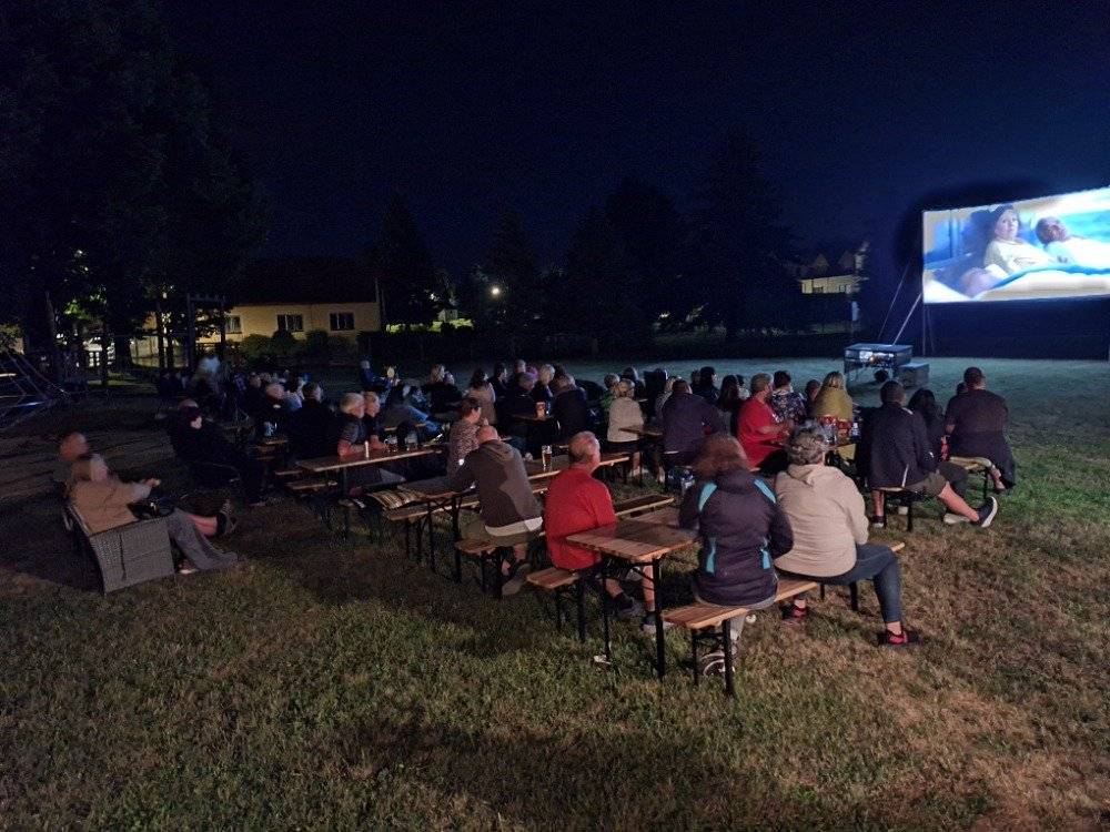 V sobotu 18. 7. 2026 se opět promítalo letní kino v Krahulčí. Kromě toho, že se spousta lidí přišla pobavit u komedie režiséra Jana Svěráka s názvem "Pět švestek", věnovali také své dobrovolné vstupné pro Sdílení o.p.s. Telč. Letos se vybralo zase o dost víc, než loni - a to celkem 8.442,- Kč. Děkujeme všem, kteří přišli a věříme, že se nám z letního promítání stává příjemná tradice. Tak zase za rok na viděnou v letním kině v Krahulčí.